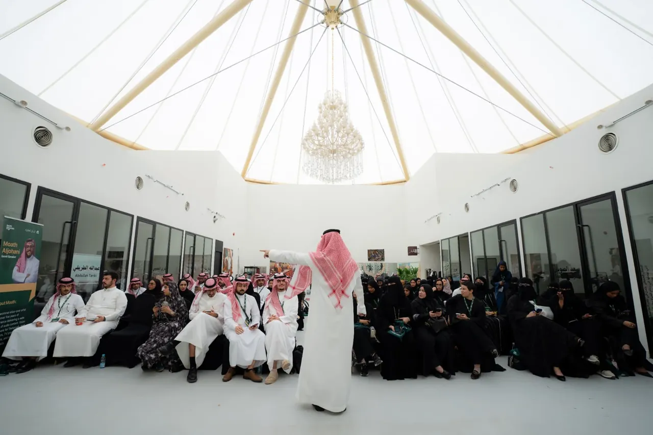 جلسة تدريب من سعودي سبيكرز يتدرب فيها المشاركون في قاعة اجتماعات