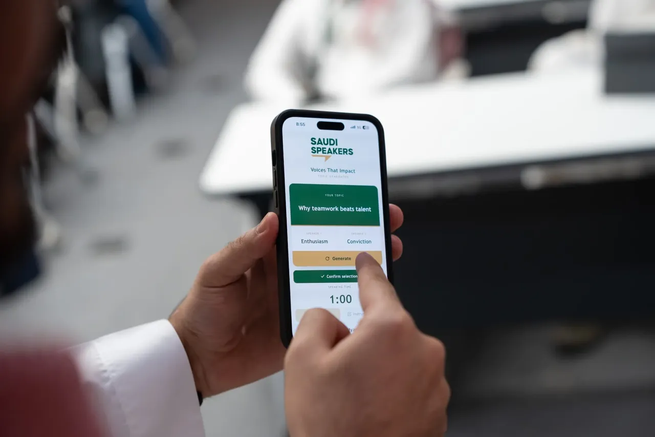 Participant using the Saudi Speakers topic generator on a phone